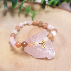 Bracelet pierre de lune quartz rose et nacre avec breloque lune dorée sur pierre de quartz rose
