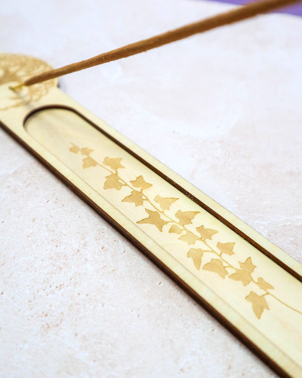 porte encens bois gravé motif feuilles détail rainure