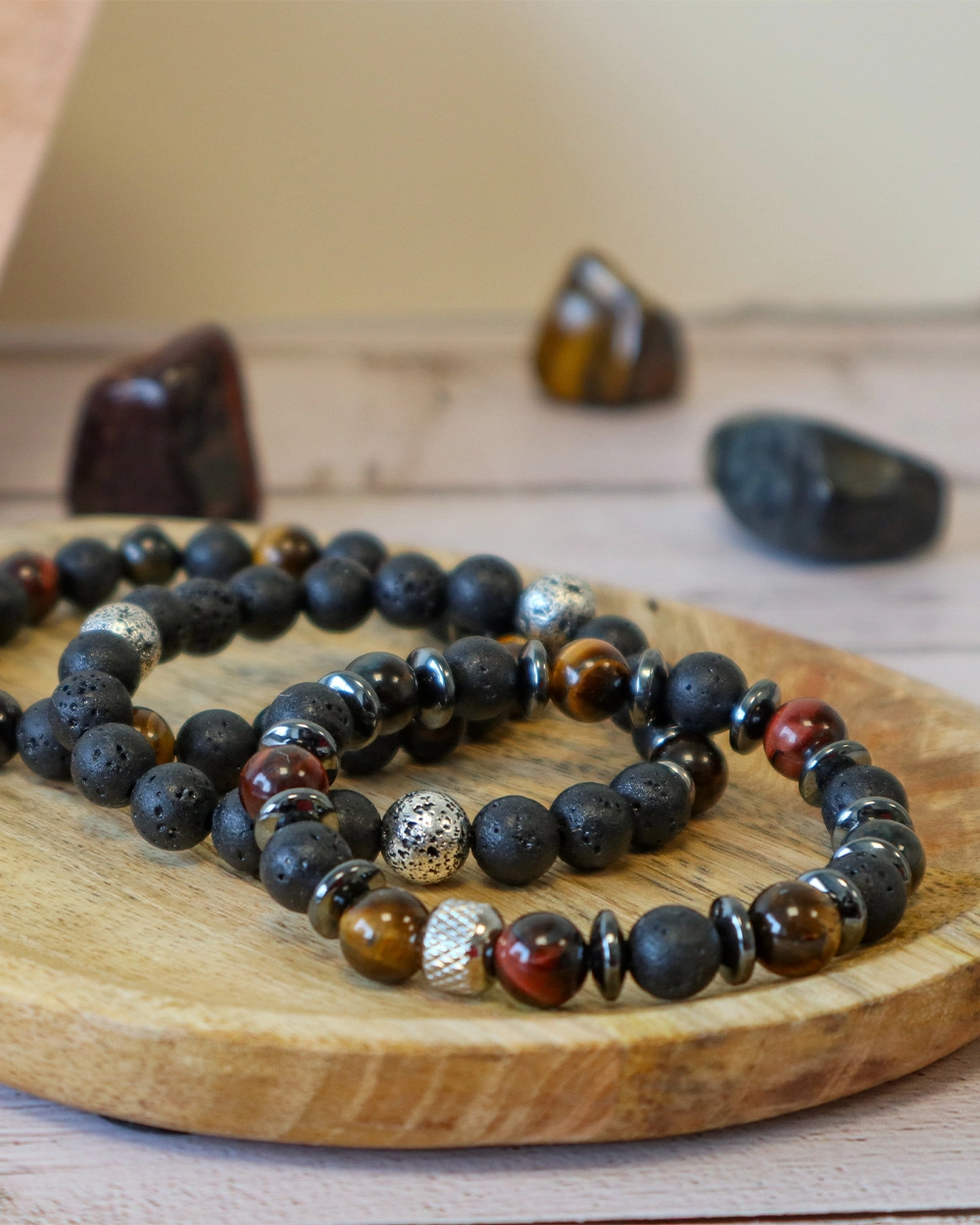 Bracelets en pierre de lave, hématite et œil de tigre réalisés avec la box