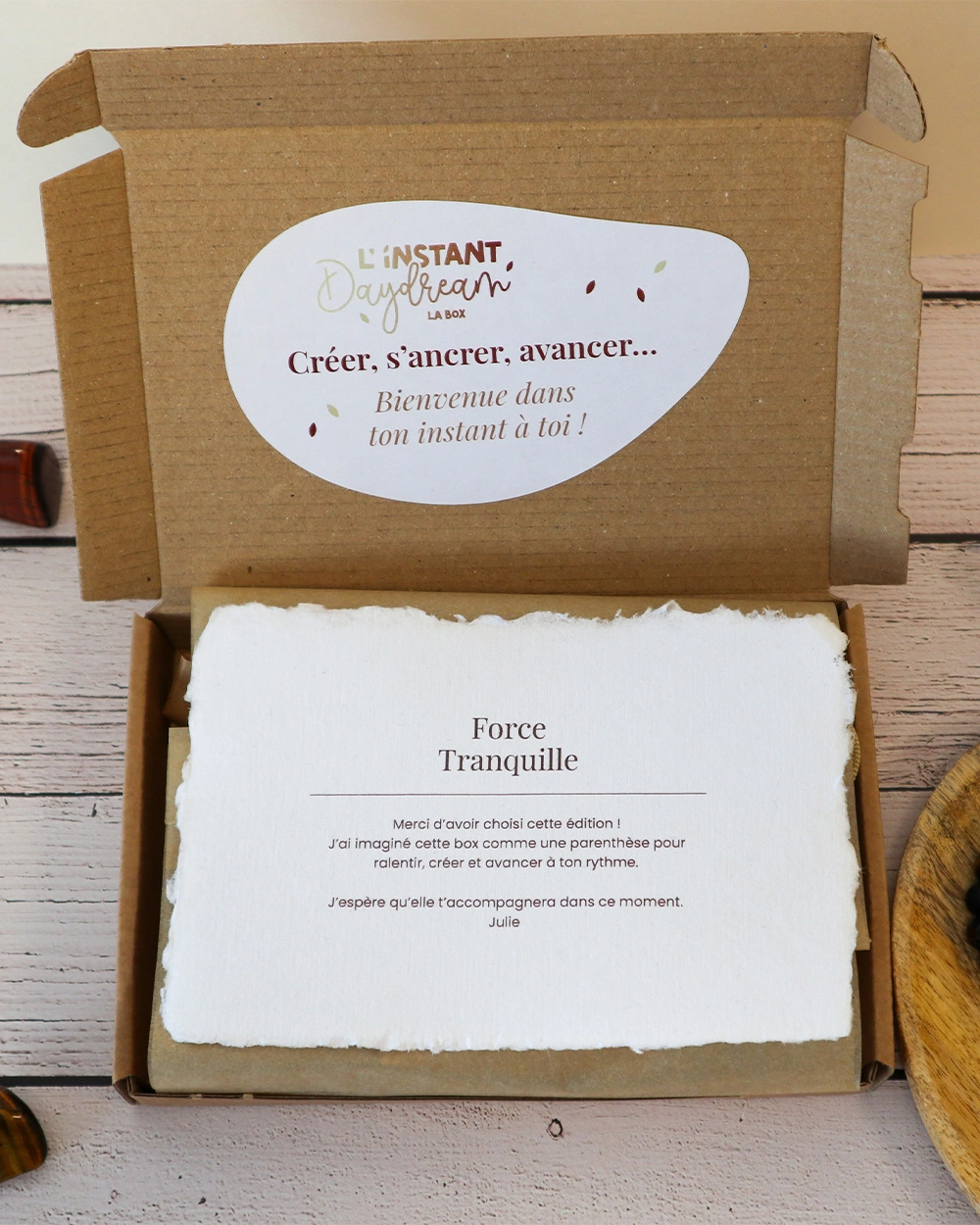 Ouverture de la box Force tranquille avec message de bienvenue et contenu créatif