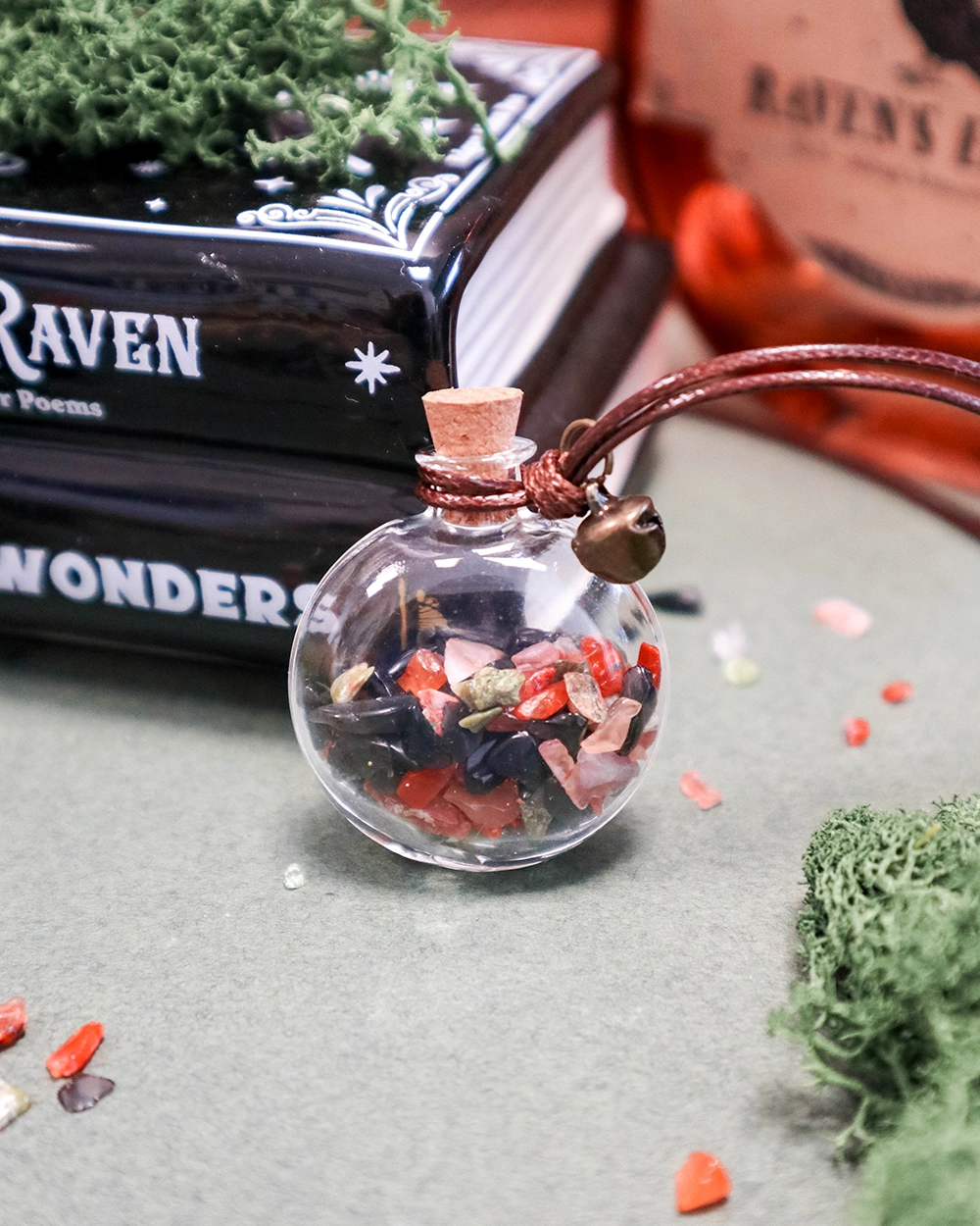 Fiole décorative remplie de pierres naturelles – Box Samhain