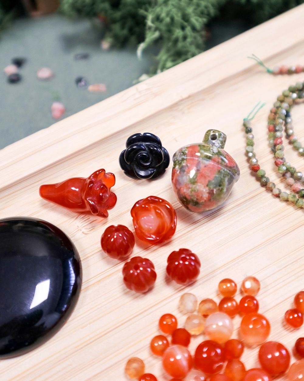 Pierres sculptées en cornaline, obsidienne et unakite – Samhain