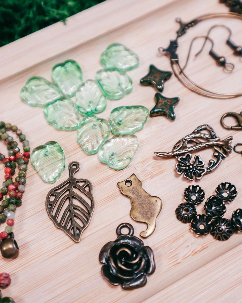Feuilles en verre et breloques bronze pour bijoux – Samhain