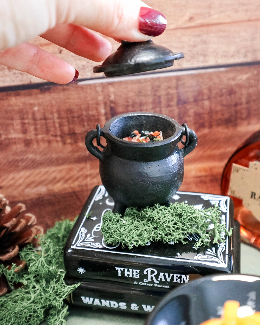Mini chaudron en fonte rempli de pierres naturelles – Samhain