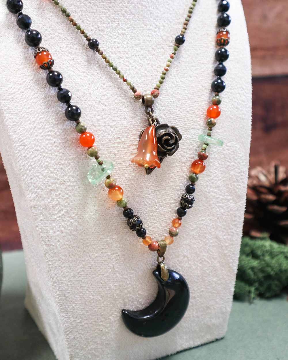 Exemple de collier en obsidienne, cornaline et unakite – Samhain