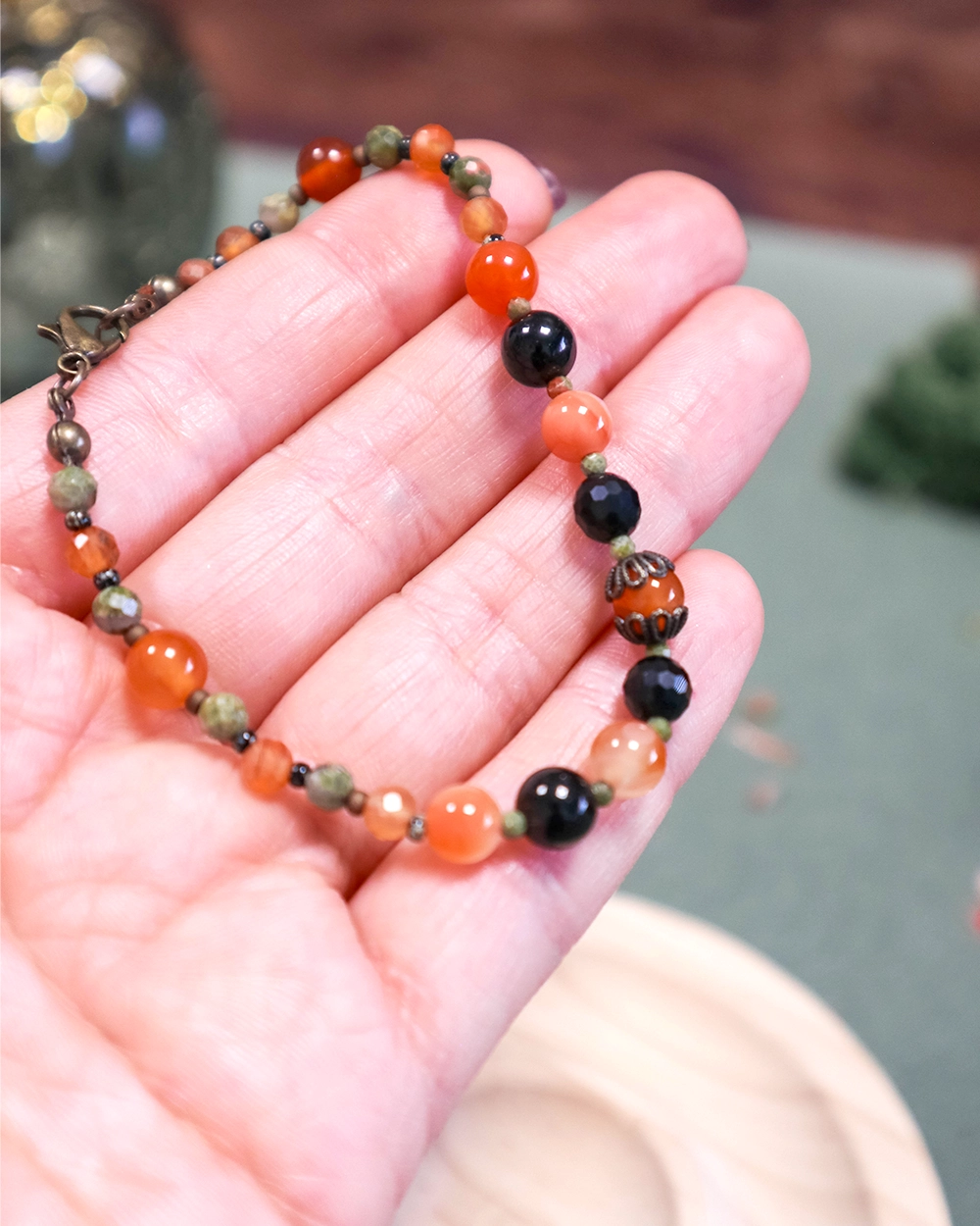 Détail du bracelet en pierres naturelles de la box Samhain