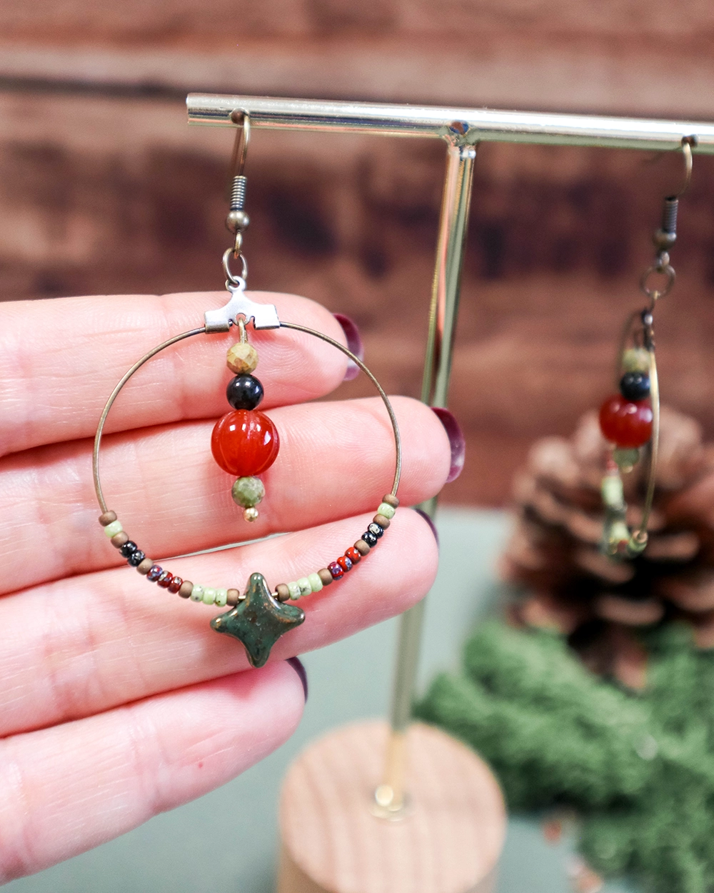 Détail d'une boucle d'oreille en pierres naturelles et Miyuki