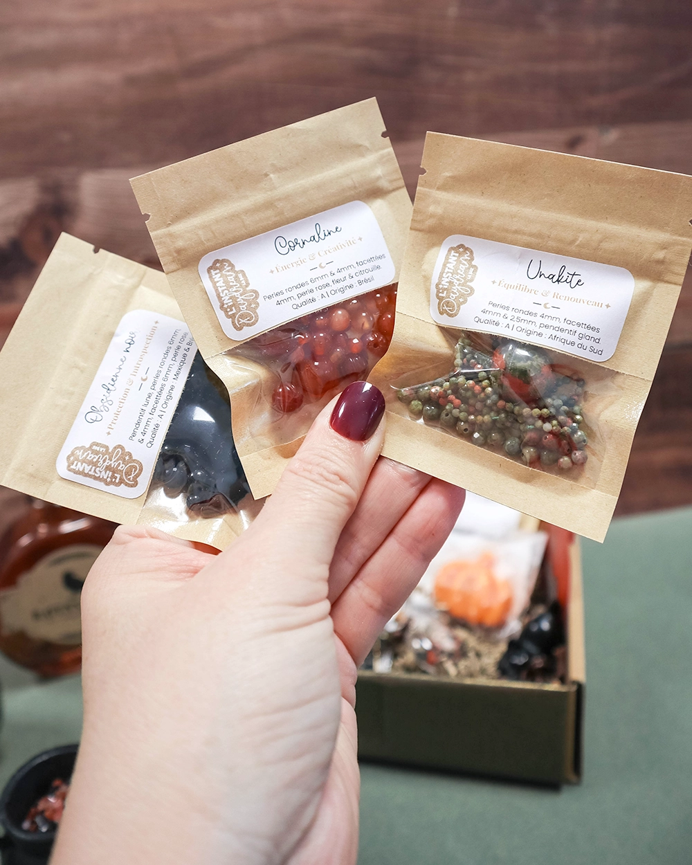 Obsidienne noire, cornaline et unakite – pierres de la box Samhain