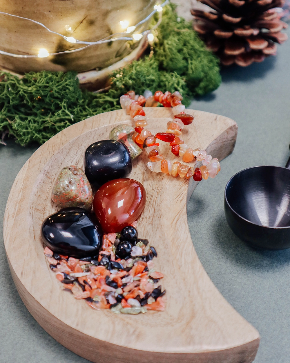 Crystal Mix Samhain présenté dans une coupelle lune en bois de manguier