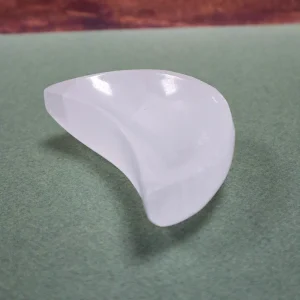 Bol en sélénite naturelle en forme de croissant de lune