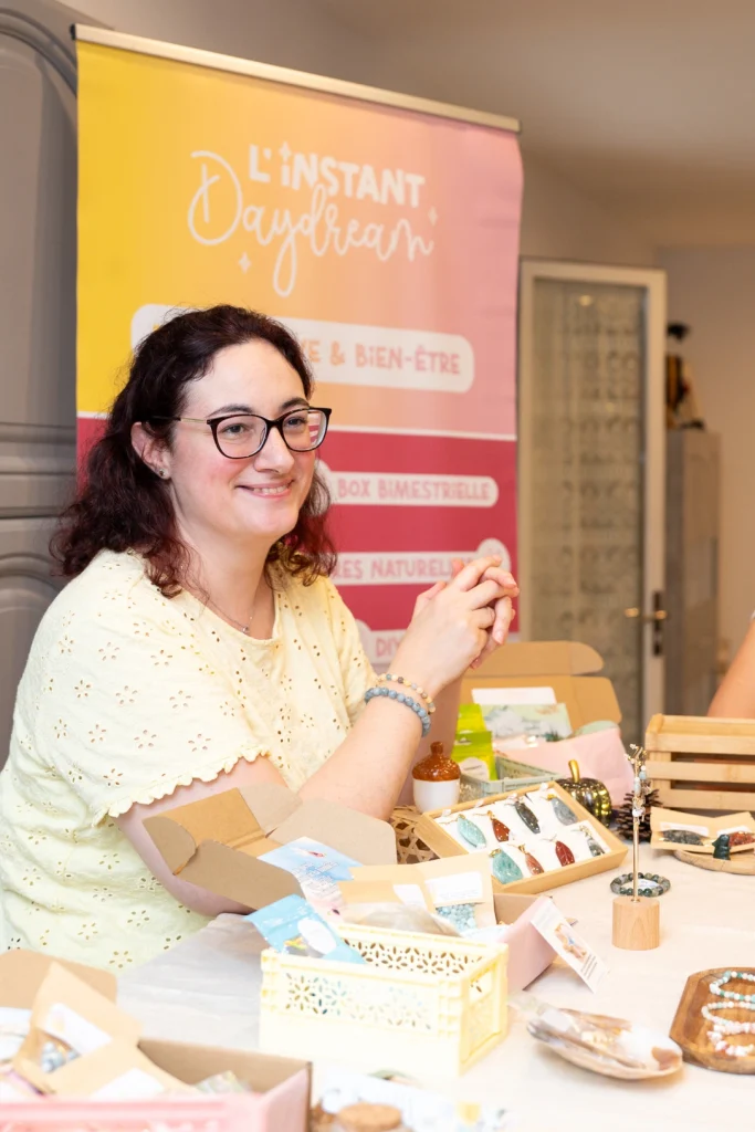 Julie, créatrice de L’Instant Daydream, entourée de ses box créatives