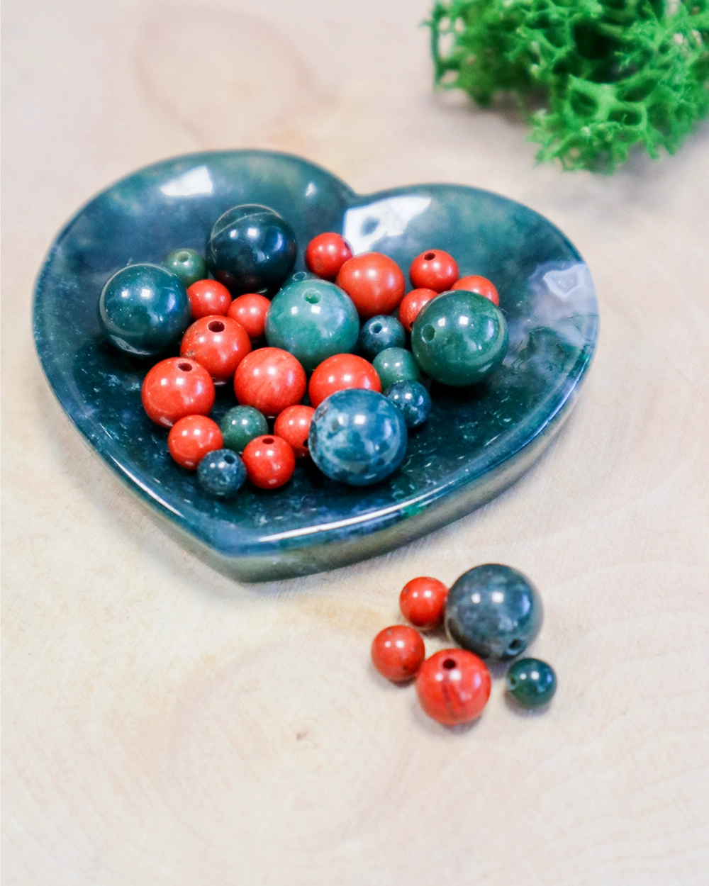 Association agate mousse et jaspe rouge Perles d’agate mousse et de jaspe rouge associées pour créer un bijou contrasté