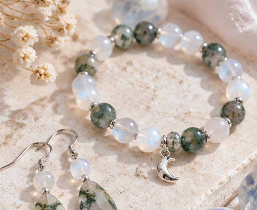 Bijou en agate mousse et péristérite aux tons frais et lumineux